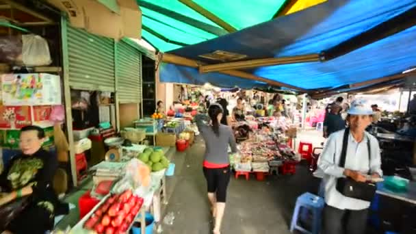 Paseo por el mercado de la calle ocupada — Vídeo de stock