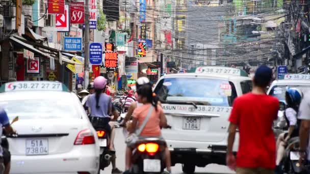 在胡志明市市中心的繁华街道上的交通 — 图库视频影像