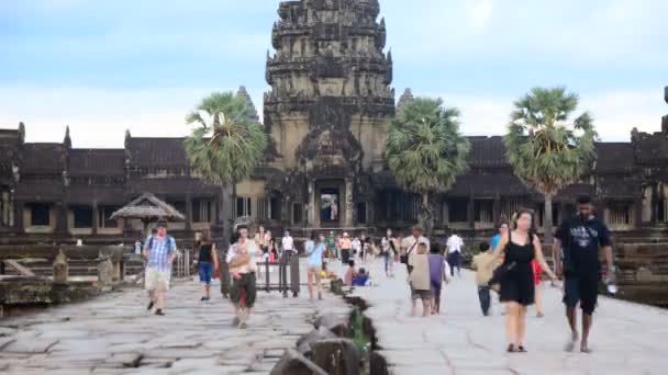 Toeristen lopen bij de belangrijkste tempel — Stockvideo