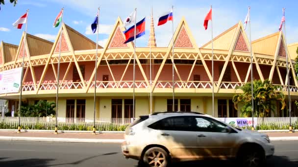 Edificio del Gobierno en la capital de Camboya — Vídeo de stock