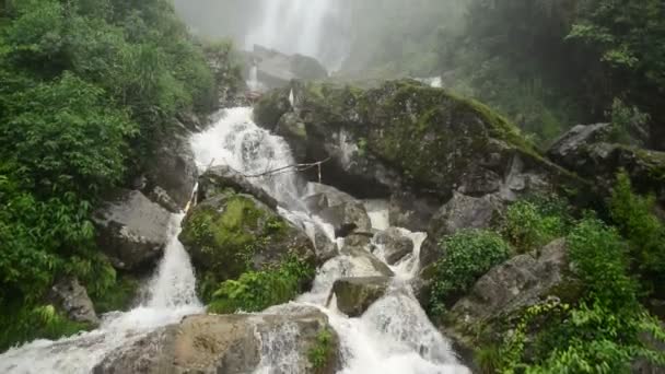Rasande vattenfall under regnstorm — Stockvideo