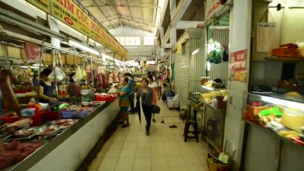 Caminhada através do mercado de rua ocupado — Vídeo de Stock