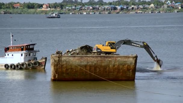 Escavatore riempie sporcizia nel fiume Cambogiano — Video Stock