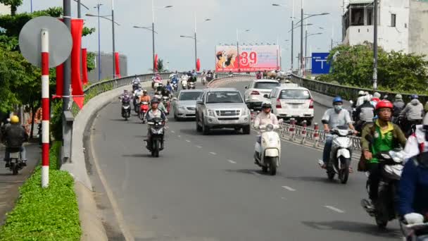 Şehir merkezindeki Hcmc meşgul Caddesi üzerinde trafik — Stok video