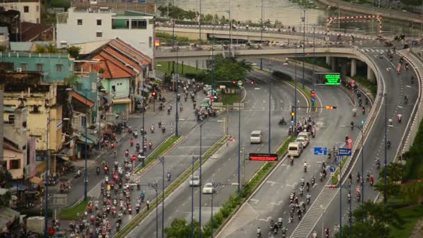 Verkeer op drukke straat in centrum Saigon — Stockvideo
