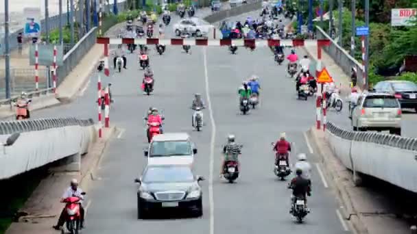 Движение по автостраде в центре города — стоковое видео