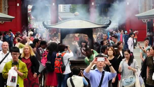 Turisté na Sensoji Temple — Stock video