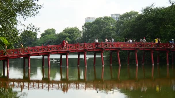 Ludzie chodzą przez most Huc — Wideo stockowe