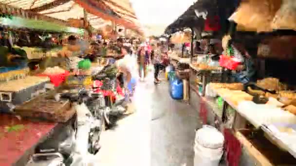 Paseo por el mercado de la calle ocupada — Vídeo de stock