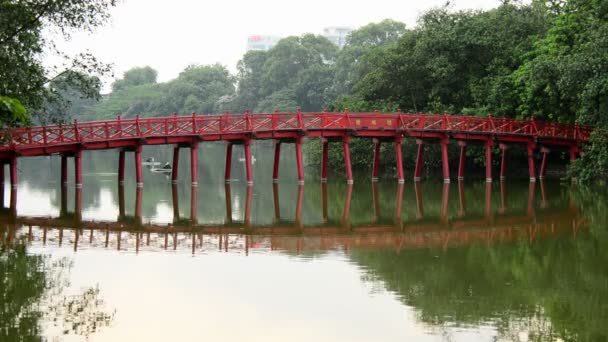 El puente Huc en el lago Hoan Kiem — Vídeo de stock