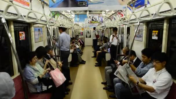 Passagers conduisant une voiture de métro occupée — Video