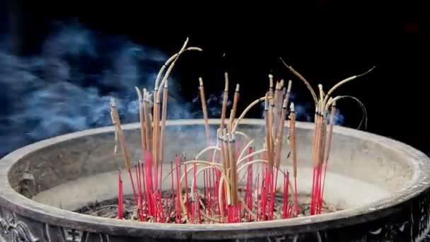 Bastoncini di incenso che bruciano in una pentola gigante — Video Stock