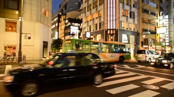 Tráfico nocturno en el distrito de Ginza — Vídeos de Stock