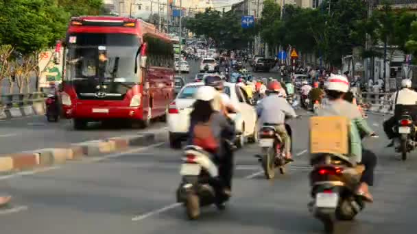 Tráfego no distrito ocupado — Vídeo de Stock