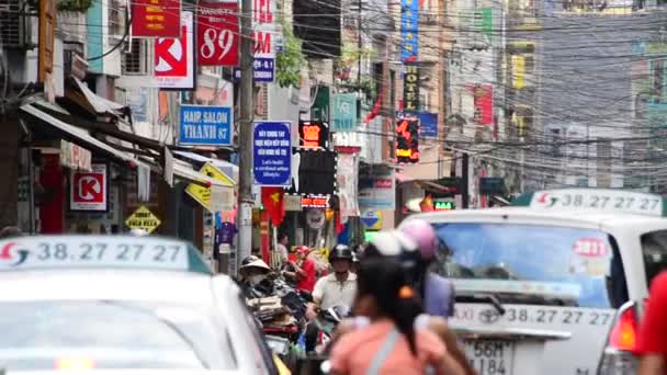 바쁜 거리에 있는 호치민 시내 교통 비디오 클립