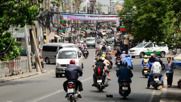 Tráfego na rua movimentada no centro da cidade HCMC — Vídeo de Stock