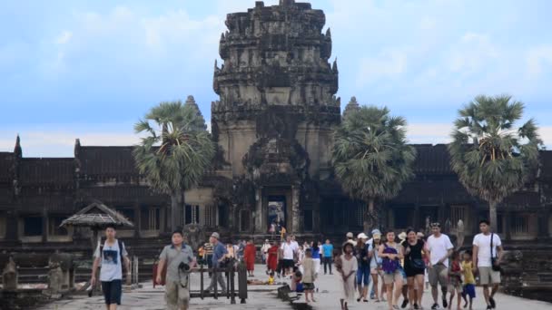 Turistas Caminhando no Templo Principal — Vídeo de Stock