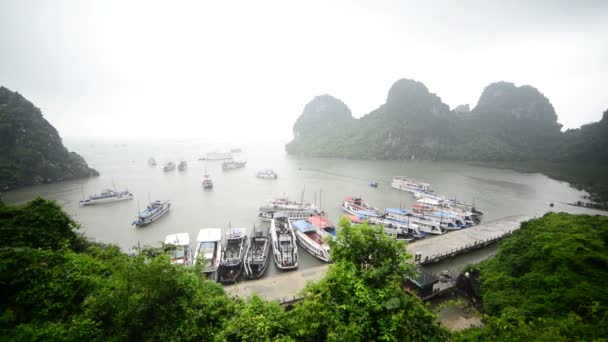 Touristes en bateaux dans le village de pêcheurs autochtones — Video