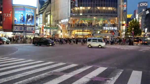 Forgalmas bevásárló negyed nappali Shibuya — Stock videók