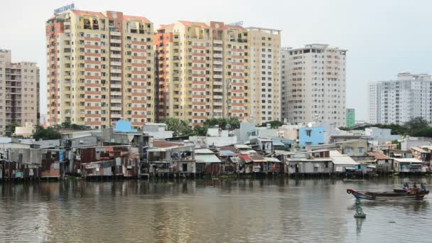 Öröklakás és kunyhók a Mekong Delta — Stock videók