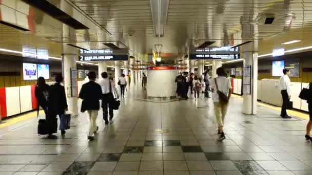 Пассажиры на станции метро — стоковое видео
