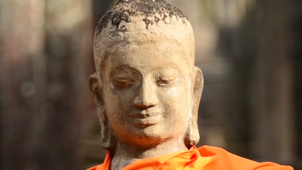 Oblečený socha Buddhy v chrámu — Stock video