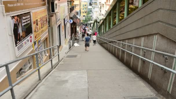 Gente caminando por una larga escalera — Vídeo de stock