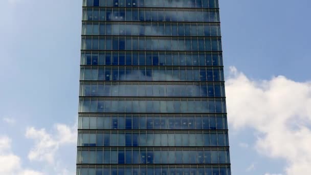 Edificio de oficinas moderno — Vídeo de stock