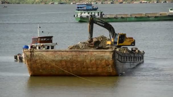 Escavatore riempie sporcizia nel fiume Cambogiano — Video Stock