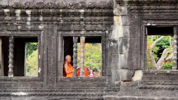 Monge budista meditando na janela do templo — Vídeo de Stock