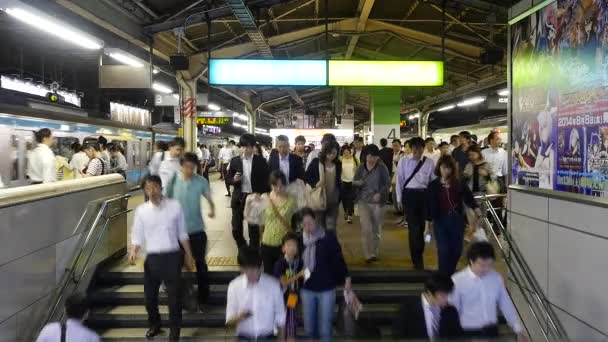 Treinar passageiros usando escadas — Vídeo de Stock