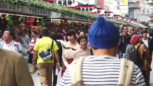 Menschen an Einkaufsständen — Stockvideo