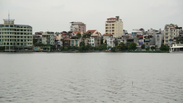 Edificios de apartamentos en un lago panorámico — Vídeo de stock