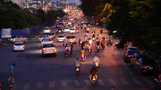 Vista nocturna de la calle ocupada — Vídeos de Stock