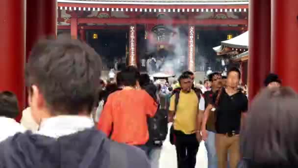 Touristen im Sensoji-Tempel — Stockvideo