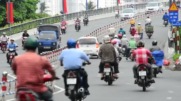 Tráfico en la calle ocupada — Vídeos de Stock