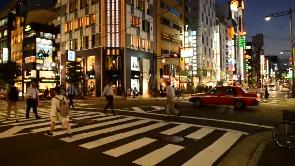 Tráfico nocturno en el distrito de Ginza — Vídeo de stock