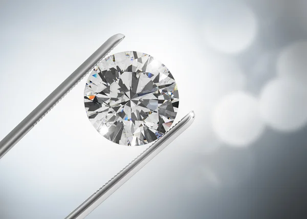 Luxusní diamant v detailním pinzety — Stock fotografie