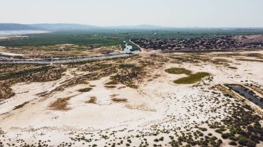 Eski bir gölün kenarından hava aracı ateşleniyor. Beyaz kumlar ve düz bir zemin. Fotoğraf Bafa Gölü 'nde çekildi..