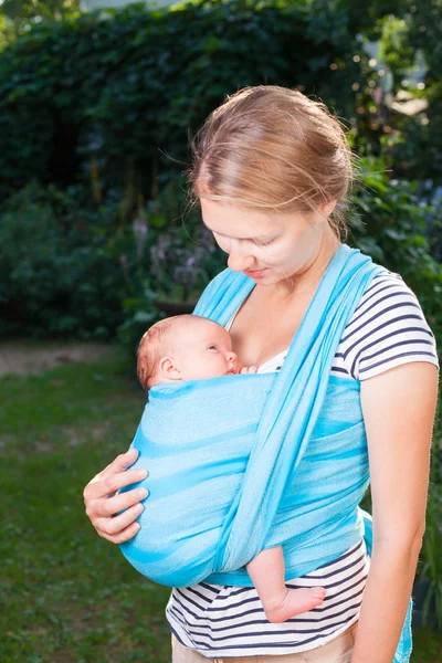 Мать с новорожденным ребенком в стропе — стоковое фото