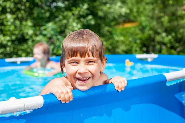 Gelukkig kind in een zwembad buiten — Stockfoto