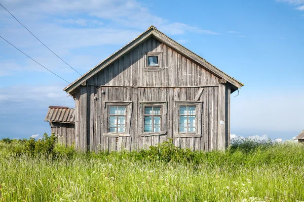 Fachada de casa de madeira abandonada — Fotografia de Stock