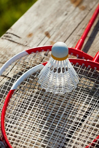 Badmintonschläger mit Federball — Stockfoto
