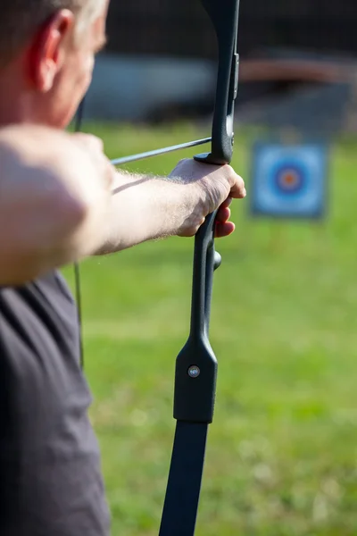 Man aiming bow — Stock Photo, Image