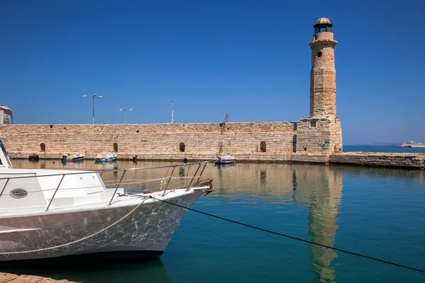 Vuurtoren en de muur van de oude Venetiaanse haven in Rethymno Kreta Gr — Stockfoto