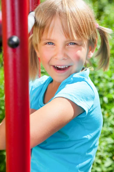 Niño feliz en un gimnasio de la selva — Foto de Stock