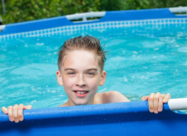 Happy kid in a swimming pool outdoors — Stock Photo, Image