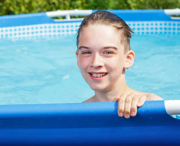 Criança feliz em uma piscina ao ar livre — Fotografia de Stock