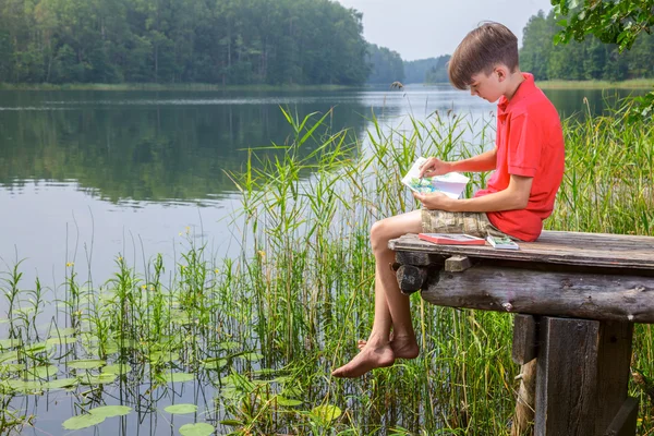 Ребенок рисует летний пейзаж — стоковое фото