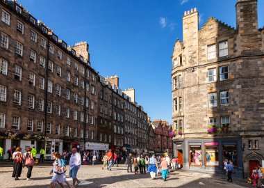 Edinburgh, İngiltere - 9 Ağustos 2012: Lawnmarket boyunca gezen turistler, Old Town 'da popüler bir turizm merkezi.